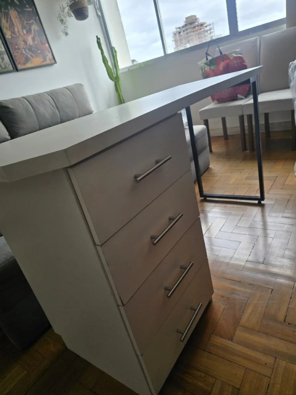 Escrivaninha branco MDF com 4 gavetas