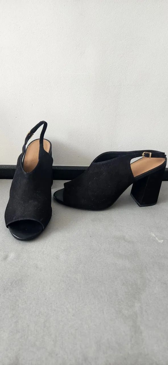 Sandálias Arezzo e Raphaella Booz