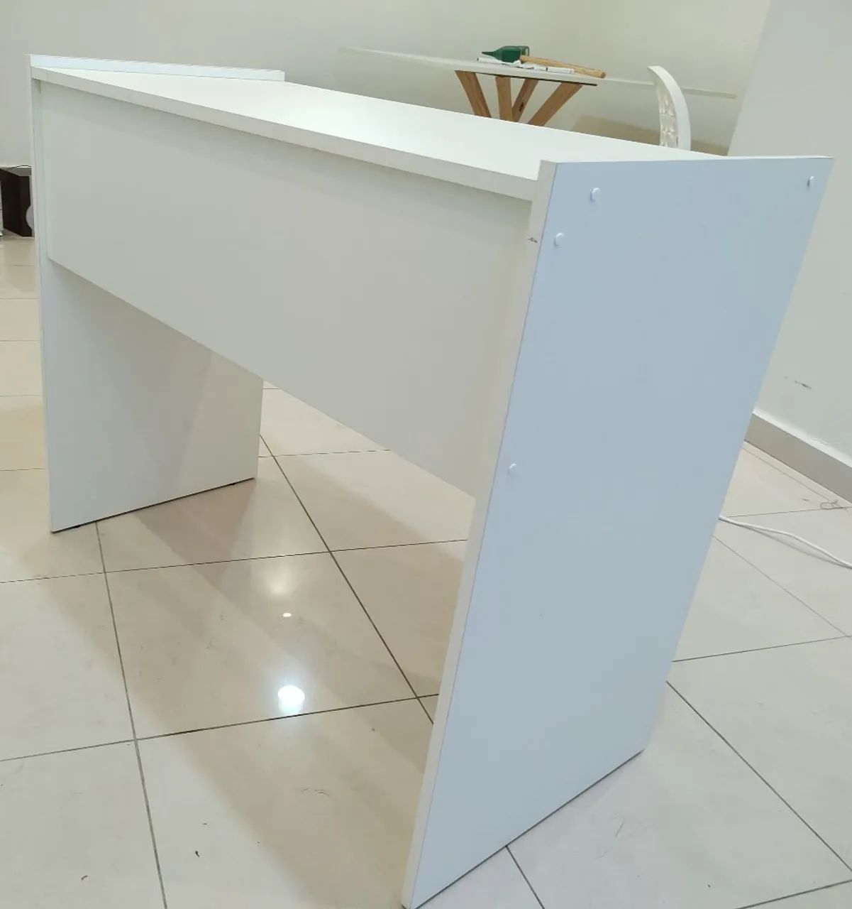 Conjunto Mesa de Escritório MDF + Cadeira Deluxe Polipropileno cor Branca - Foto 4