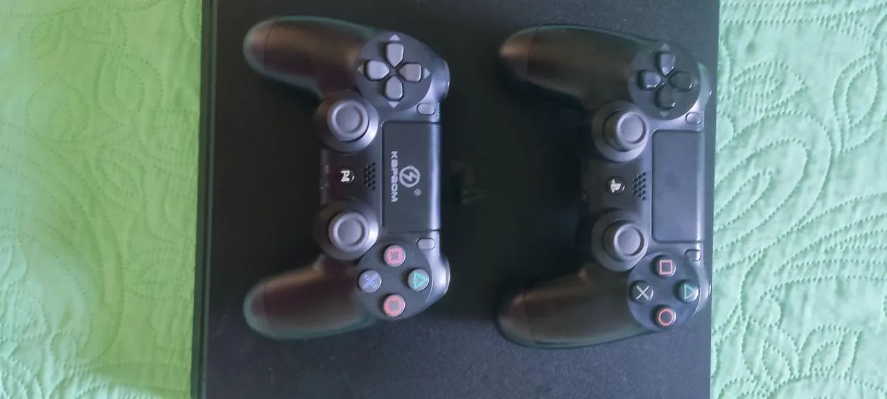 PlayStation 4 D.e.b.l.0.q.u.e.a.d.0 com 2 controles  - Foto 2
