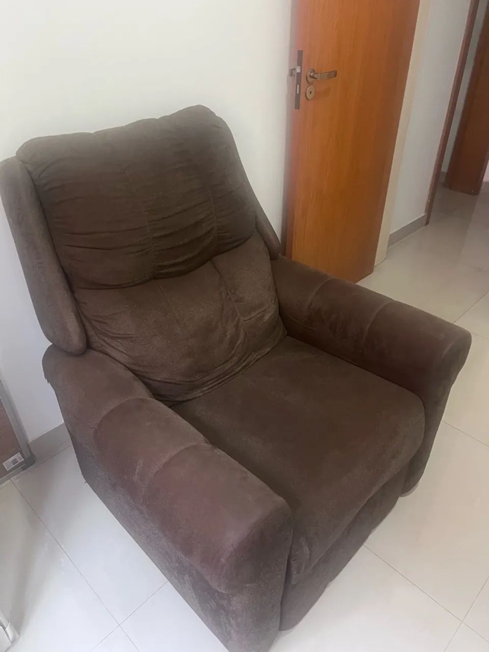 Poltrona Reclinável / Poltrona do Papá em Tecido Suede Castanho - Foto 2