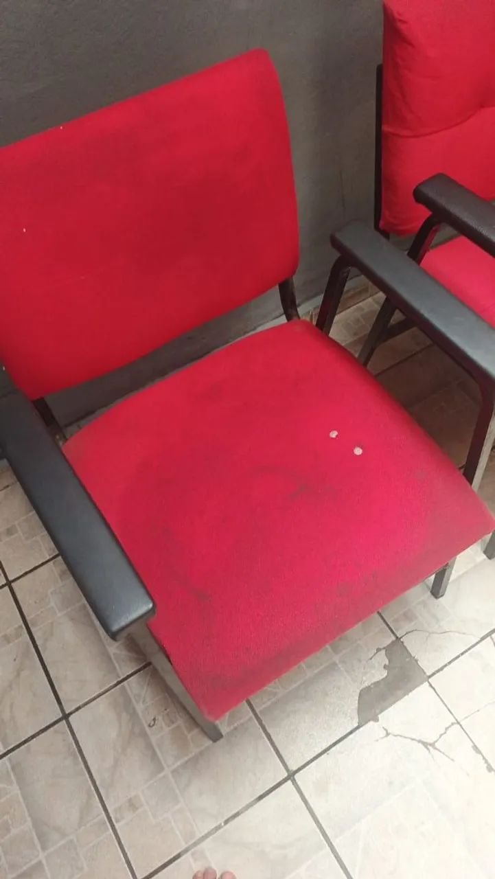 Cadeiras vermelhas com detalhes de uso  - Foto 2