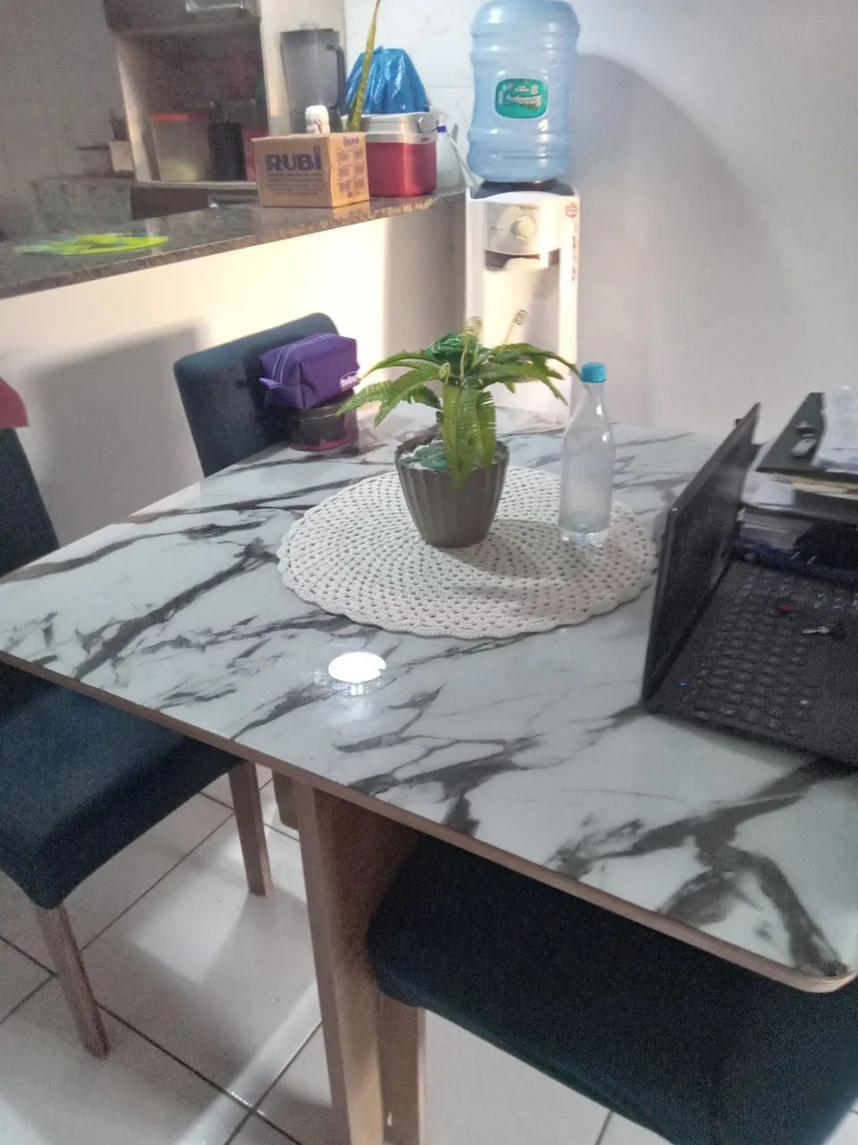 Sala de jantar com quatro cadeiras cor azul - Foto 2