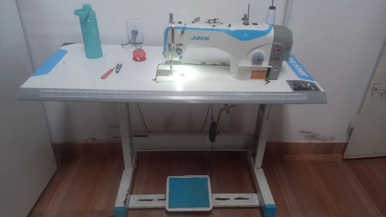 Máquina de  costura  jack F4 