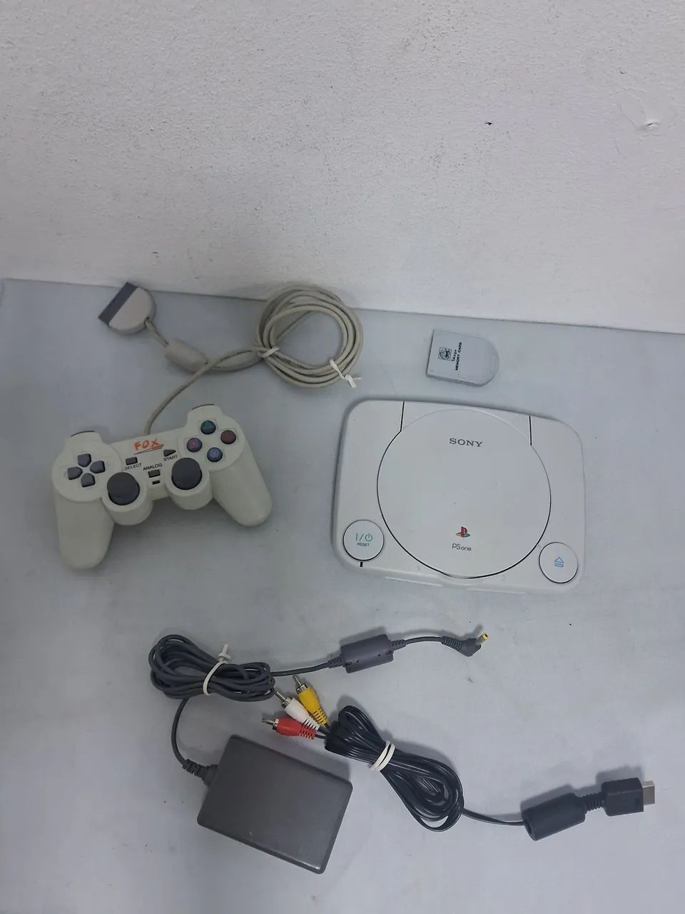 Ps one branquinho  memory card e jogo - Foto 2