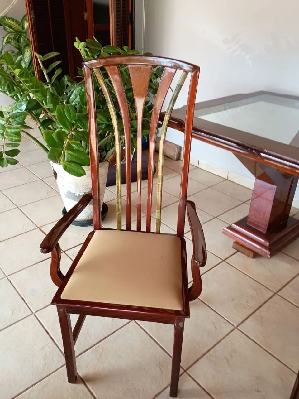 Mesa madeira maciça com 8 cadeiras detalhes em mármore 2.18 x 1.07 - Foto 2