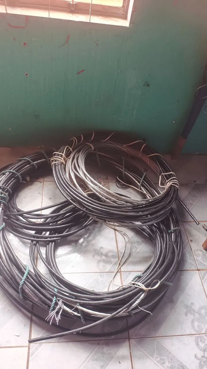 Cabo quadruplex com três vias e uma neutra