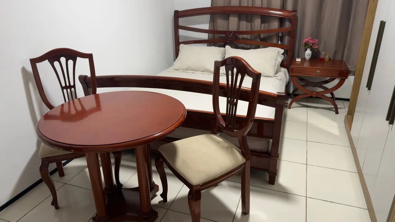 Vendo Mesa e cadeiras de madeira  - Foto 2