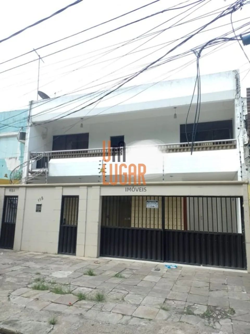 Belíssima Casa de 2 Pavimentos com 8 Quartos para Venda e Aluguel ao Lado da Praça Brasil,