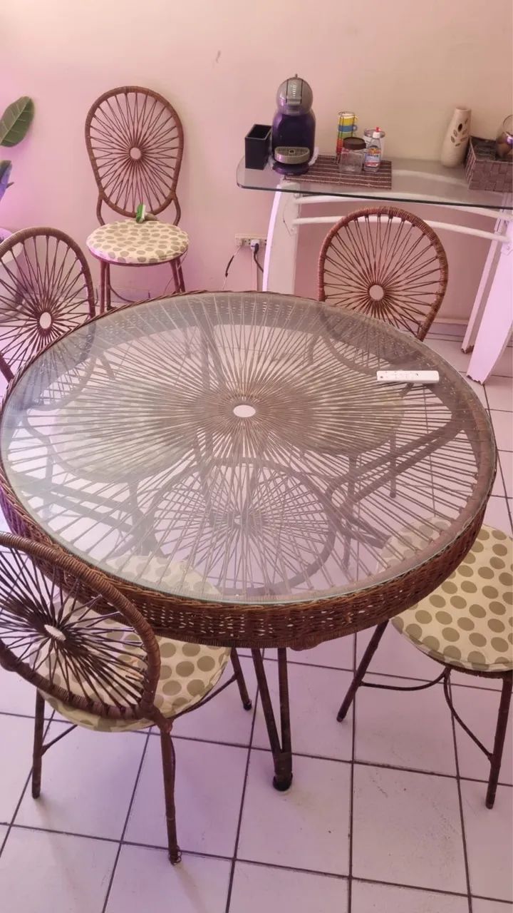 Mesa de madeira com 6 cadeiras 
