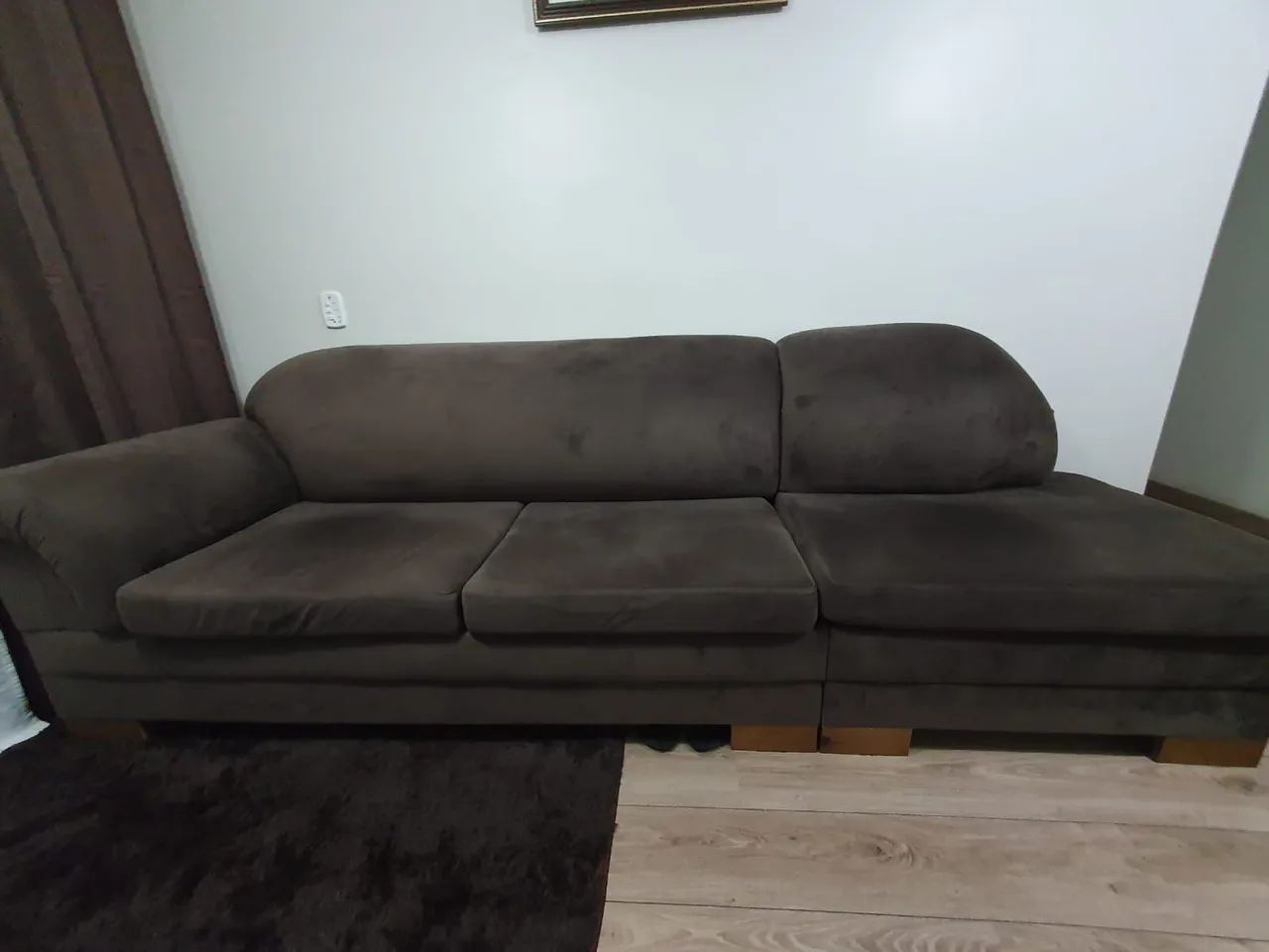 Sofá em suede marrom 3 metros - ótimo estado - Foto 4