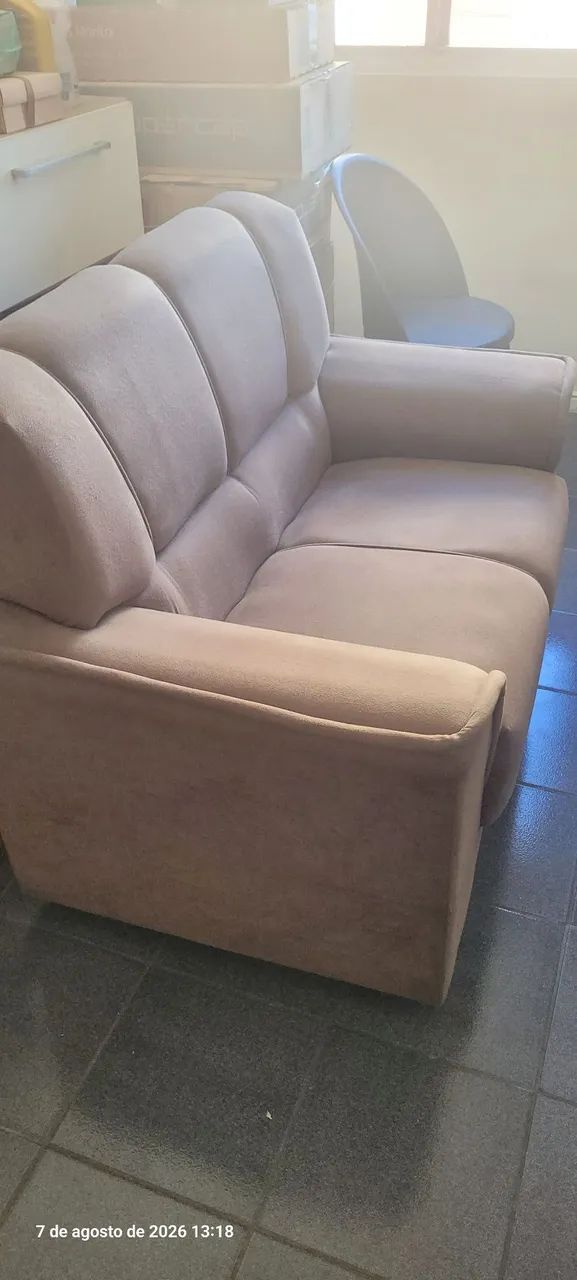 Vendo Sofá de 2 lugares. 100% conservado, pouco tempo de comprado, novíssimo. 