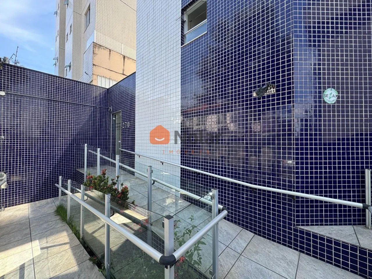 Sala comercial à venda - 01 banheiro - Elevador - Fachada em vidro - Foto 2