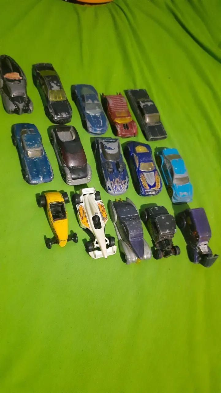Carrinhos hotwheels usados anos 90 e 2000