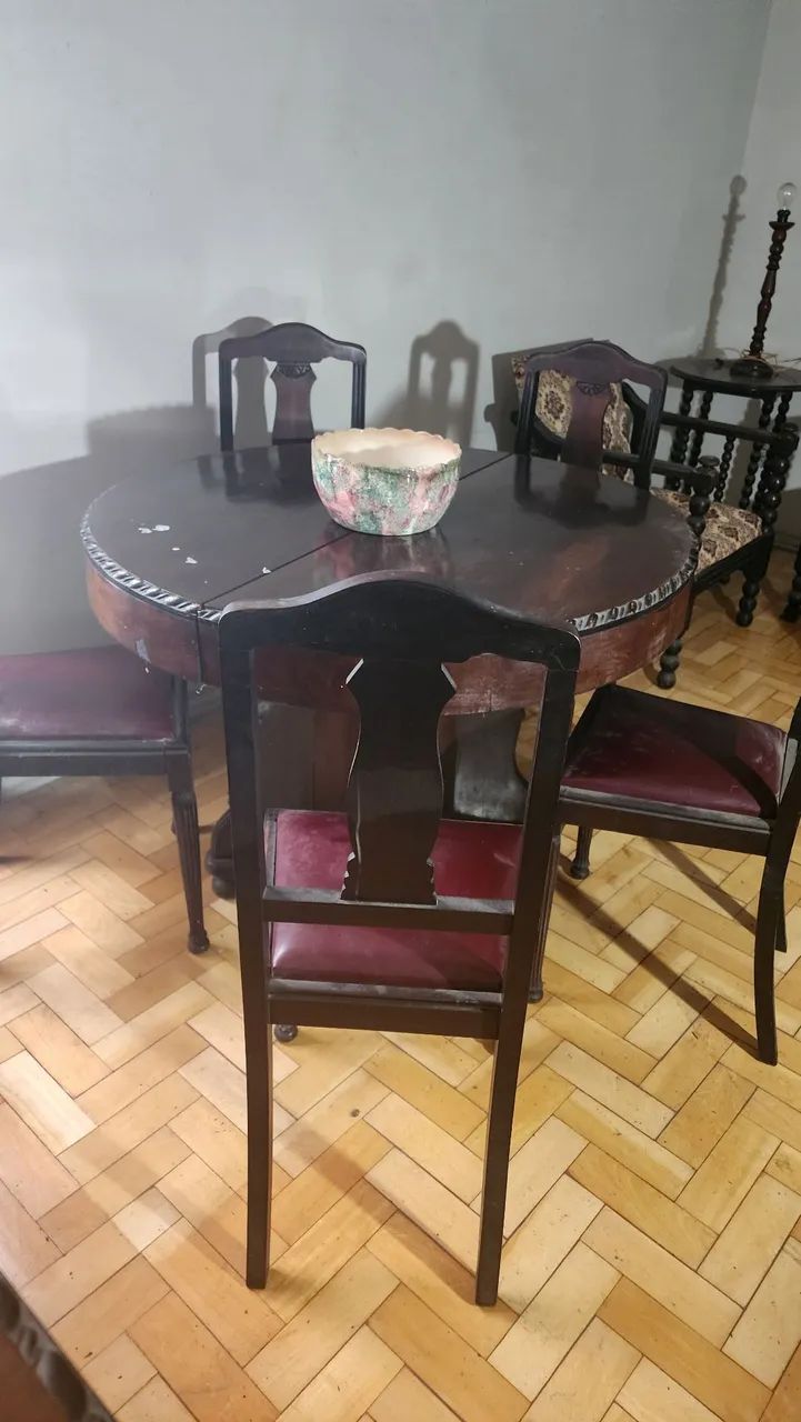Mesa de antiga com 05 cadeiras