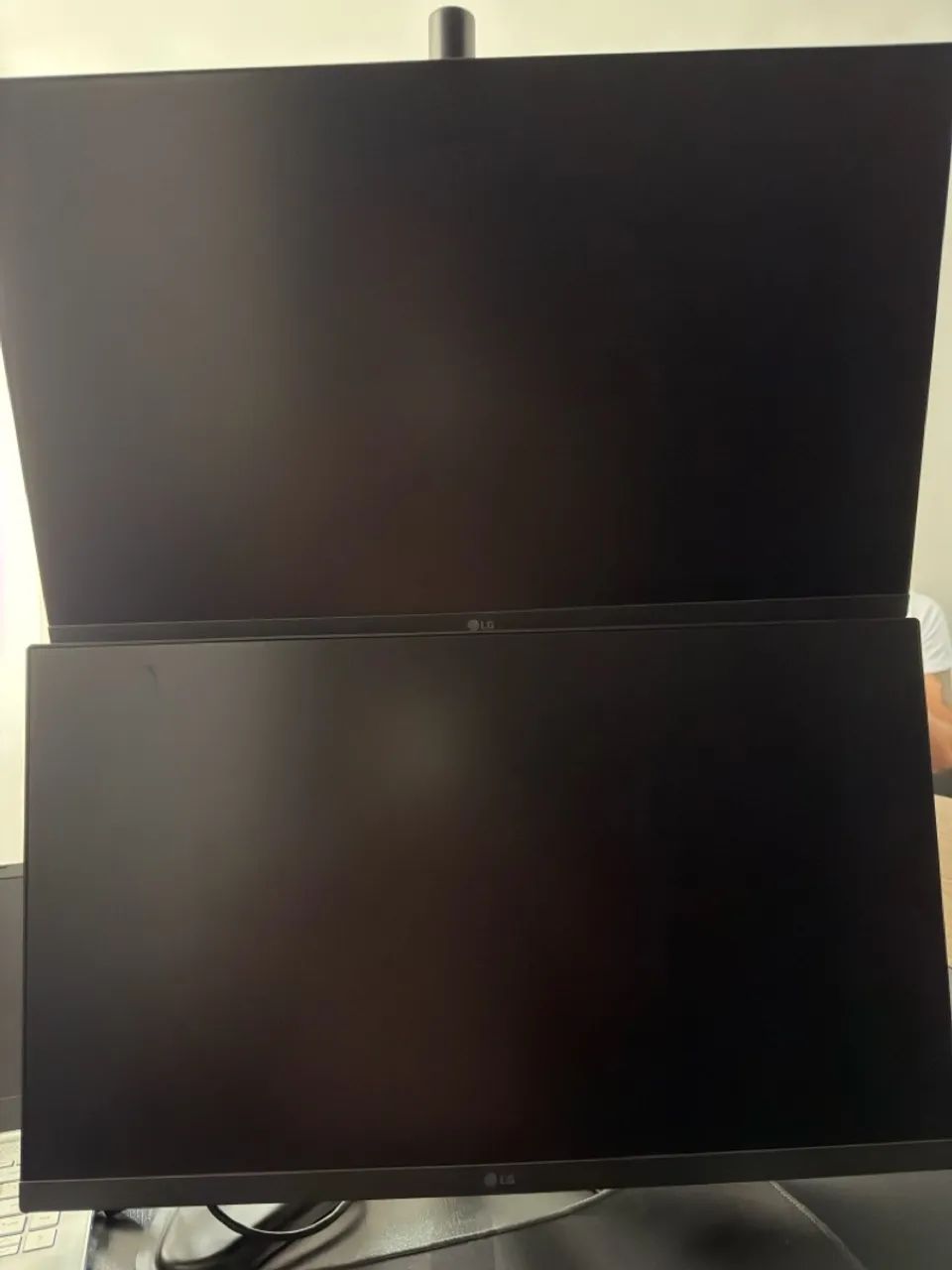 Monitores LG de 23,8 polegadas com suporte de mesa