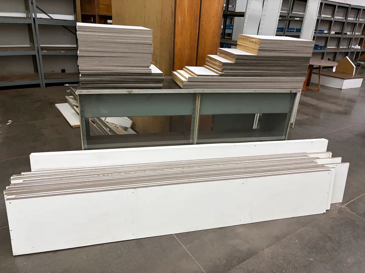 Tábuas em MDF de uma estante desmontada - Foto 2