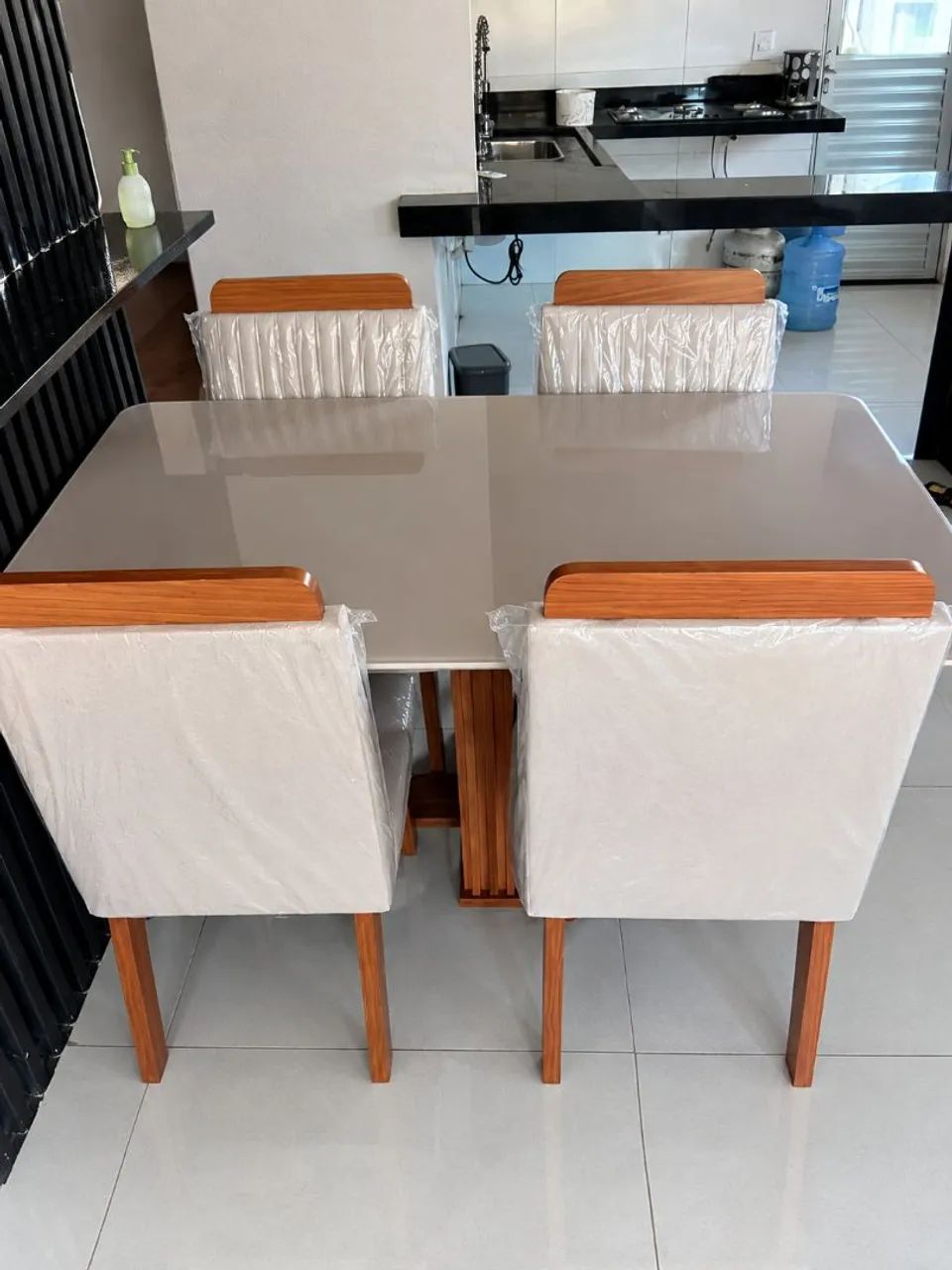 Geladeira, guarda-roupa, sofá e mesa