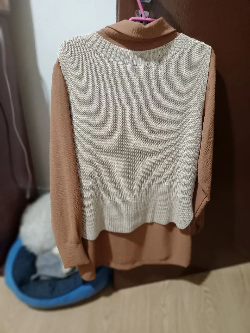 Conjunto blusa marrom com colete bege