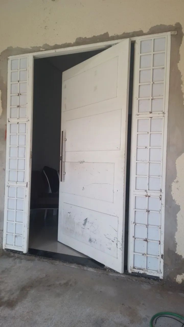 Porta pivotante com janela 