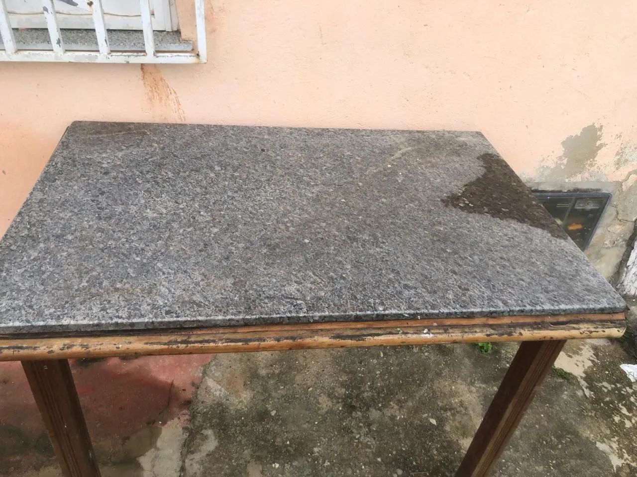 Mesa com pedra de mármore grande no precinho 