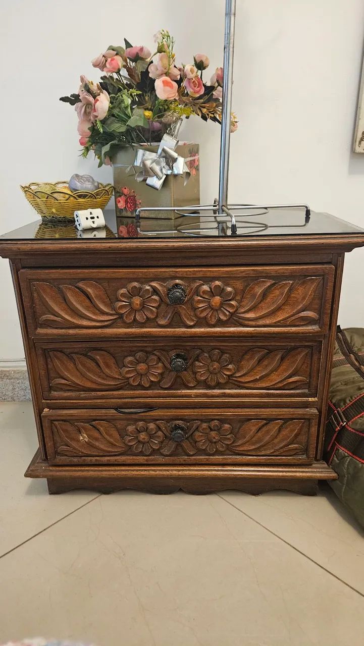 Mesa de cabeceira com gavetas