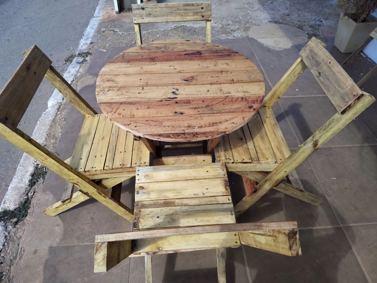 CONJUNTO ARTESANAL DE MESA COM CADEIRAS ( PALLETS ) - Foto 3