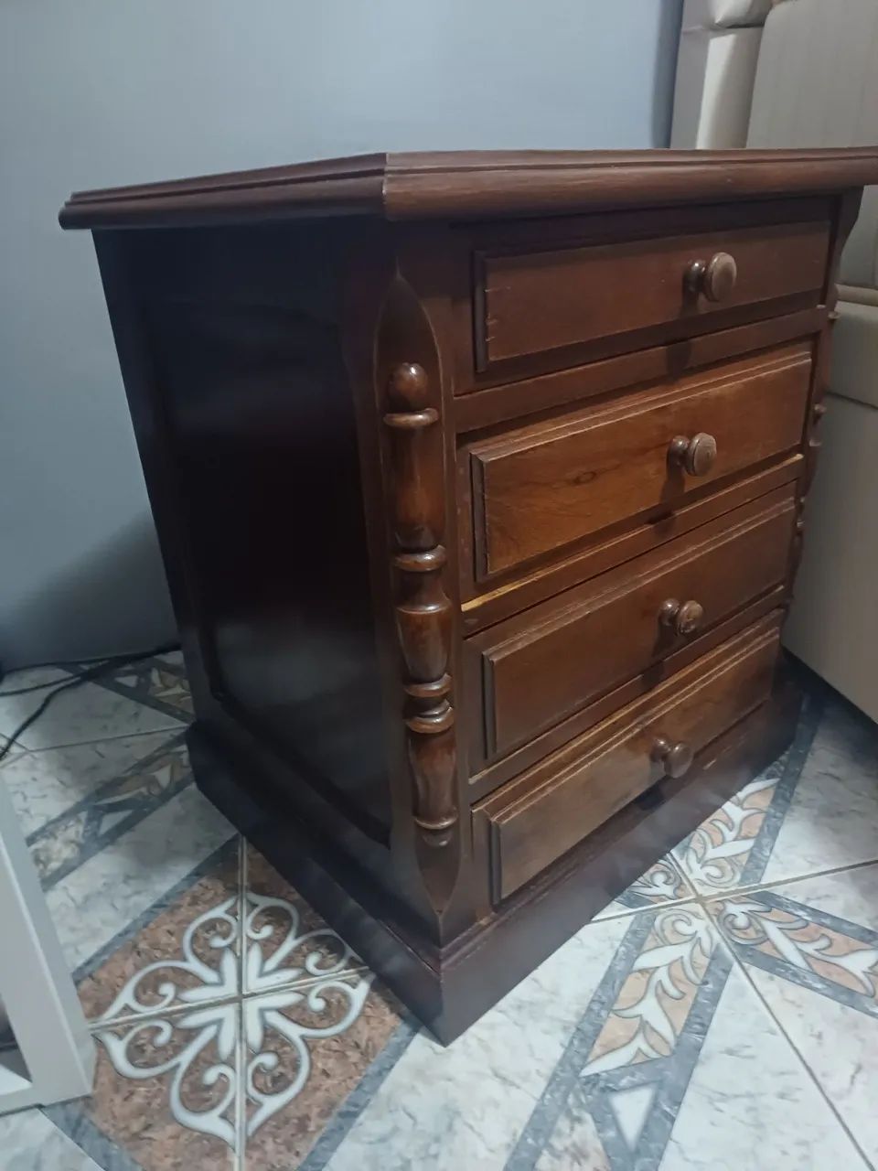 Mesa de Cabeceira em Madeira Maciça com 4 Gavetas - Foto 2