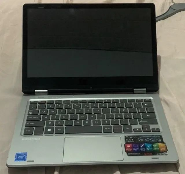 Notebook Positivo Duo C4128B-1 com tela trincada
