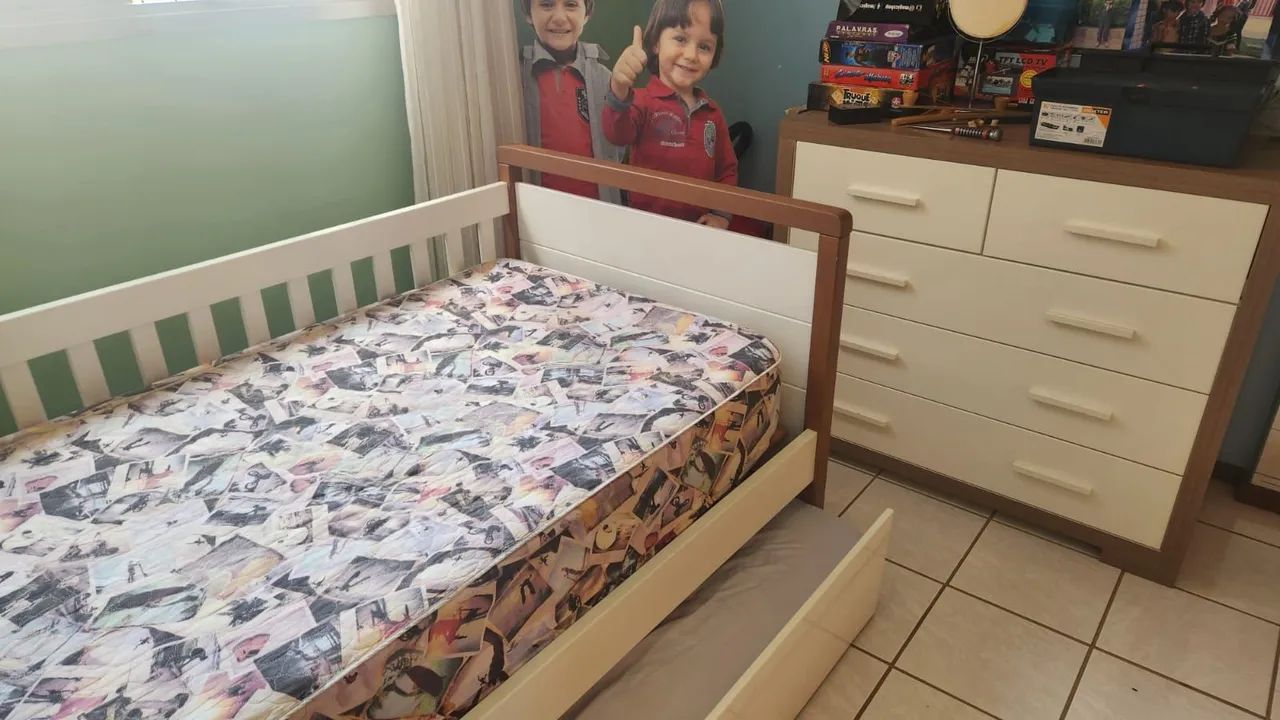 Cama de solteiro com cama auxiliar semi-nova, acompanha cabeceira e grade de proteção - Foto 2