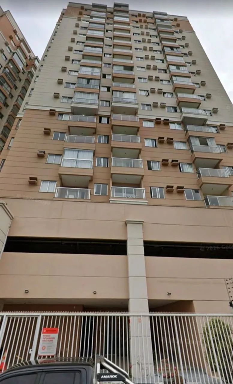Alugo ótimo apto de três quartos em Itapuã.