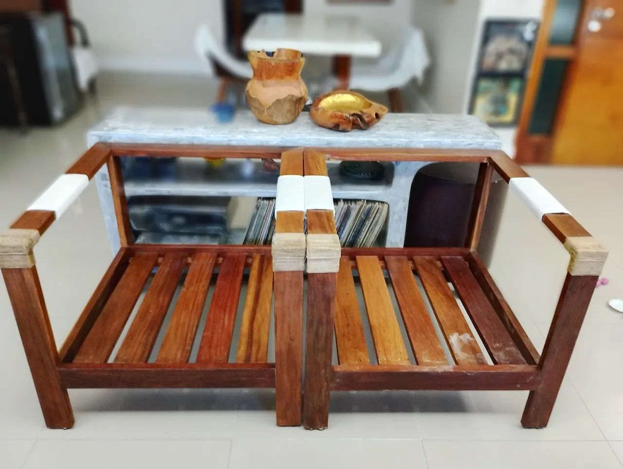 LINDAS POLTRONAS DE MADEIRA COM ALMOFADAS  - Foto 3