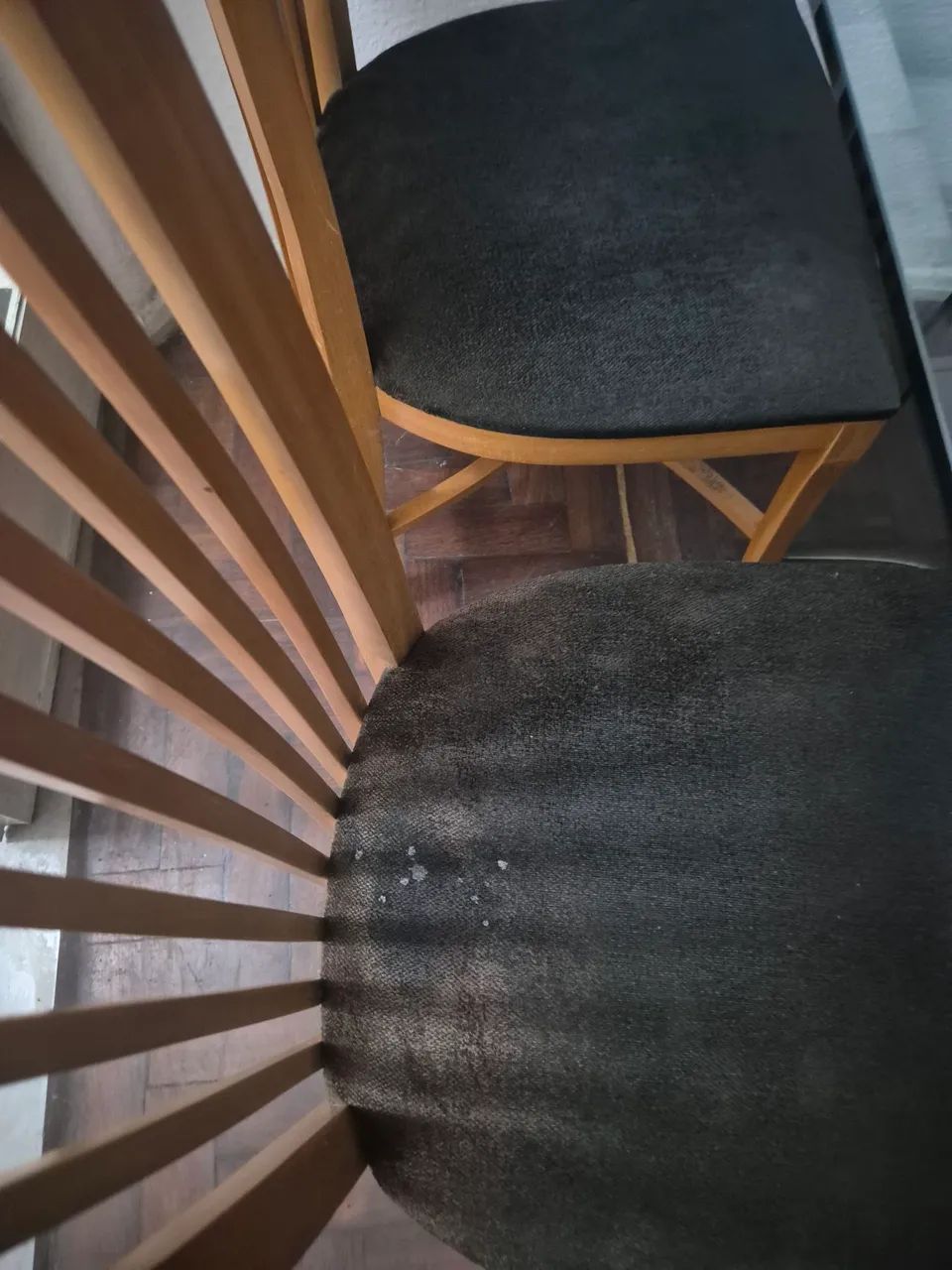 Mesa de vidro reforçado com cadeiras de madeira - Foto 4