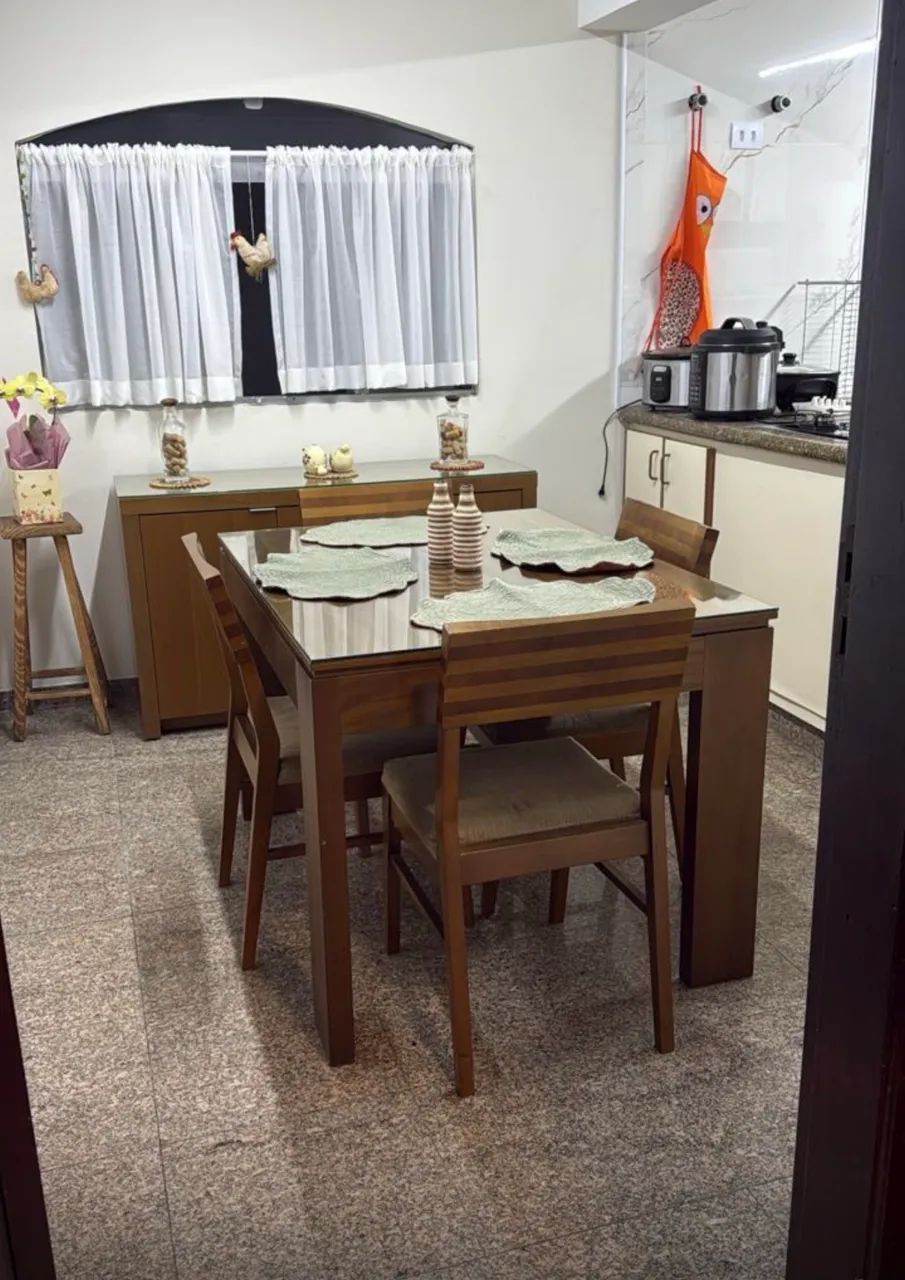 Conjunto de cozinha madeira maciça mesa com 4 cadeira e móvel com portas  - Foto 3