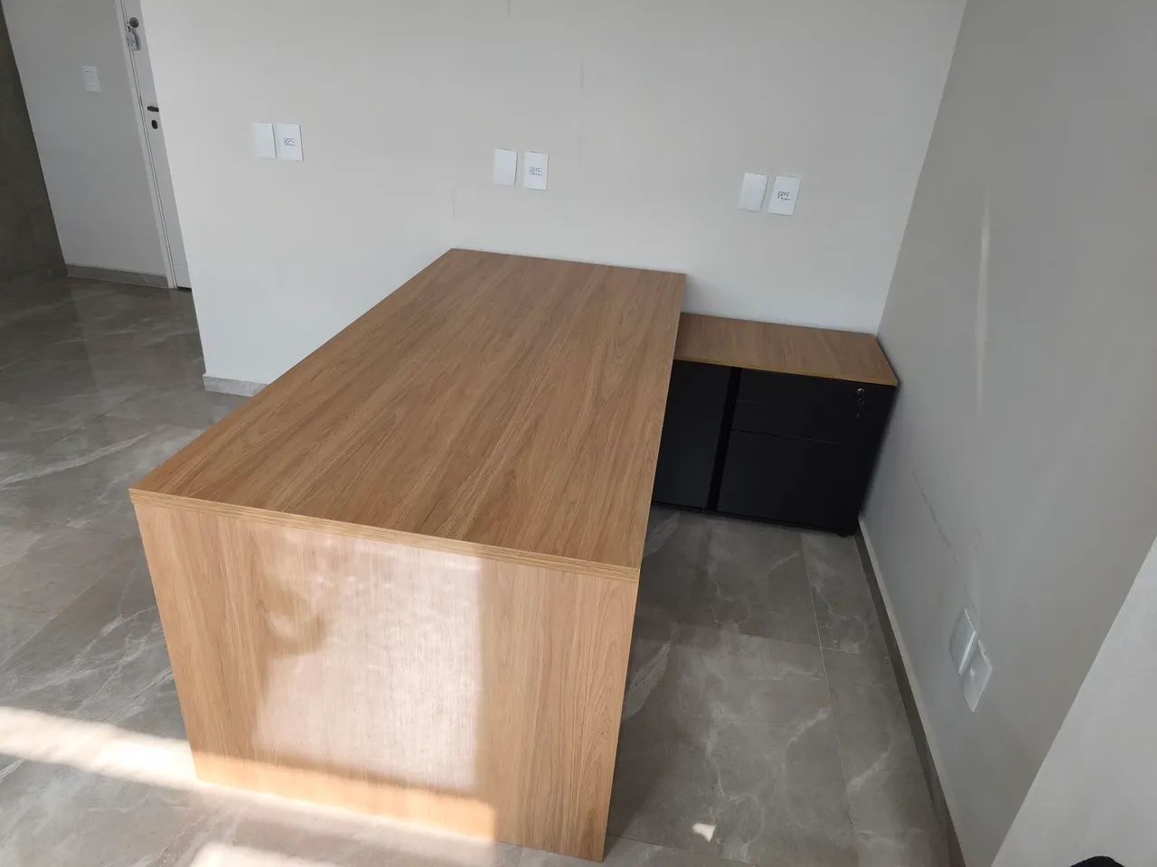Móveis para escritório - Mesa, armário e cadeiras  - Foto 2