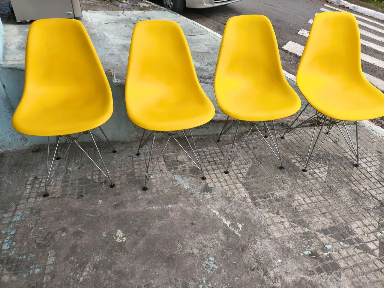 Jogo de 4 cadeiras Eames semi nova  - Foto 5