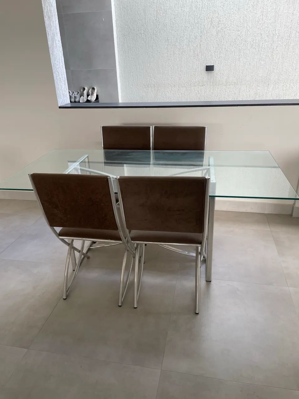 Mesa vidro e inox , acompanha  6 cadeiras 