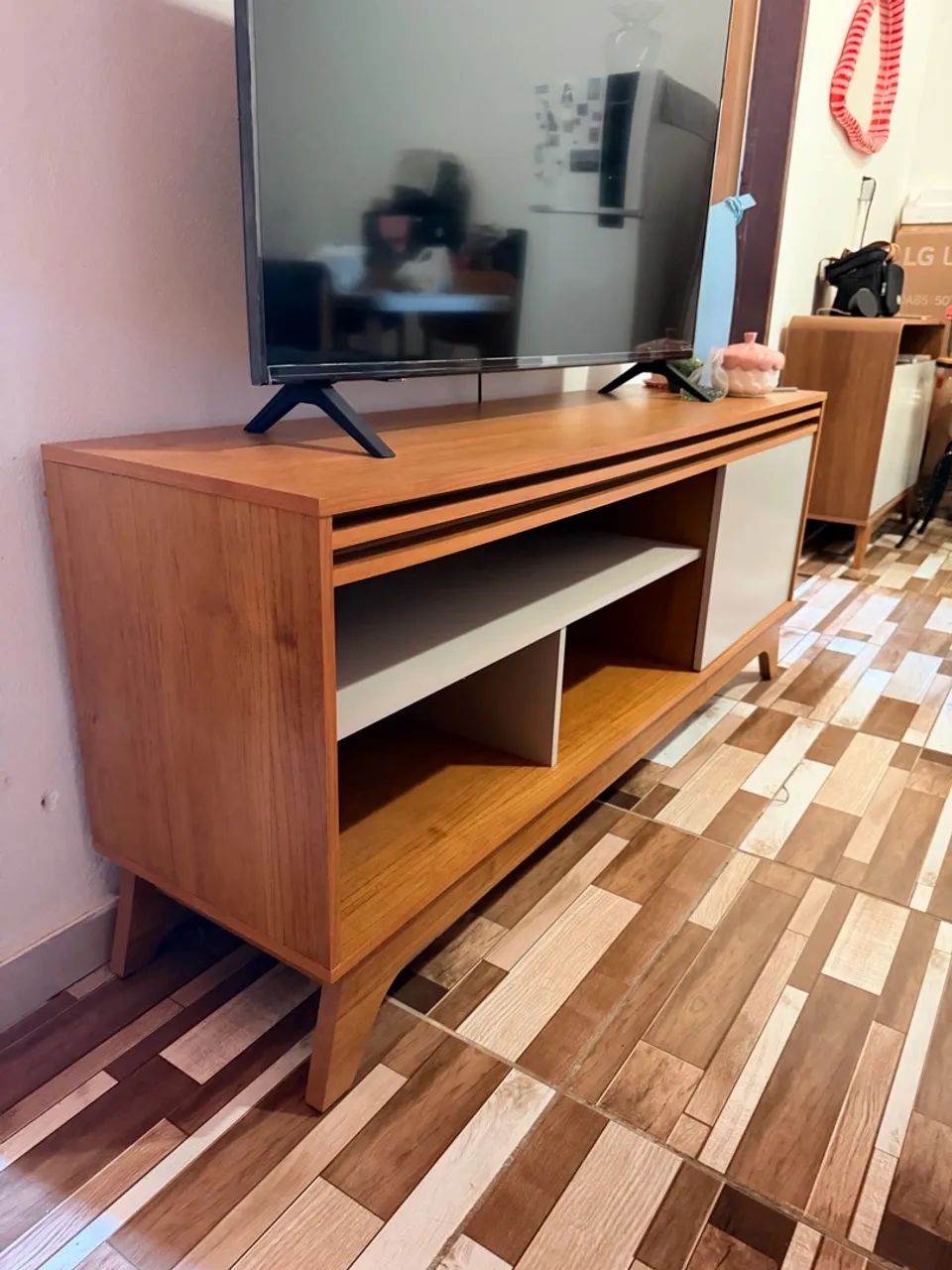 Rack para sala de estar porta com amortecedor. 