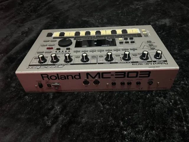 Roland MC 303 - Instrumentos musicais - Jardim Santa Bárbara