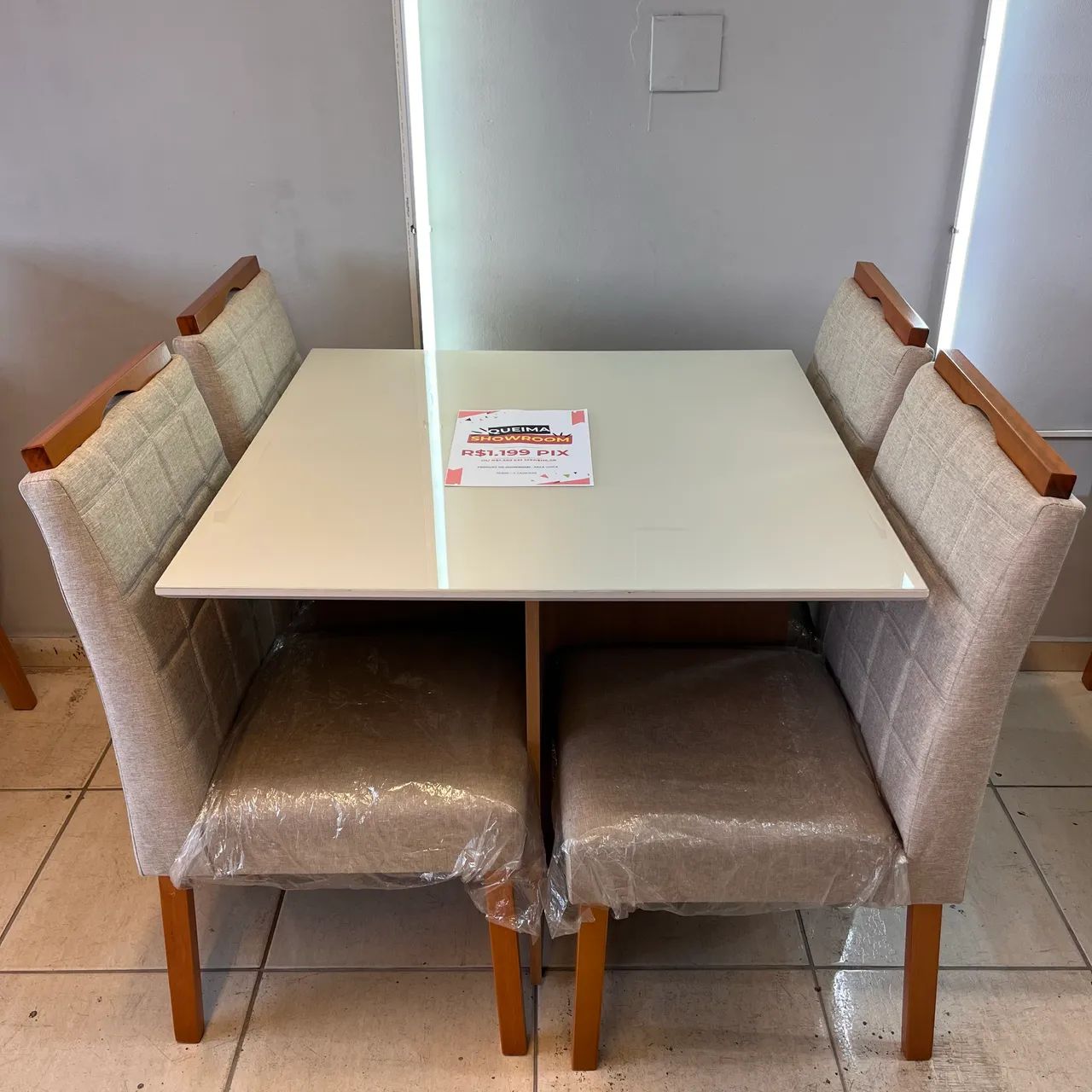 Mesa 90x90 + 4 cadeiras 