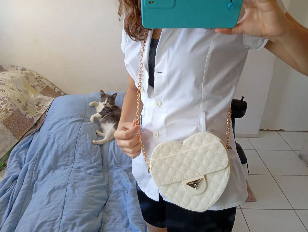 Bolsa de Coração Branca e Dourada - Foto 2