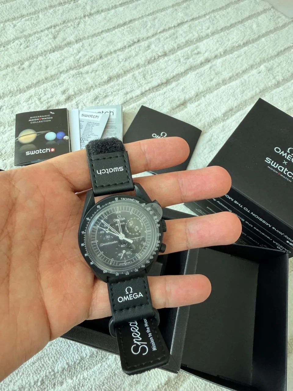 OMEGA x SWATCH MoonSwatch Snoopy Black Moonphase - Completo