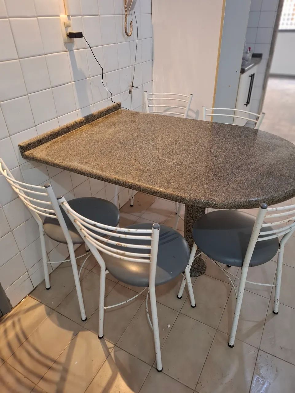 Mesa de Granito + 5 cadeiras de ferro e estof