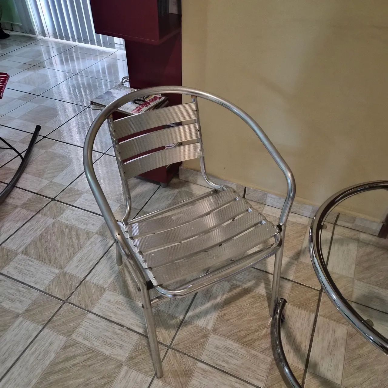 Mesa e 2 cadeiras R$ 150 - Foto 4