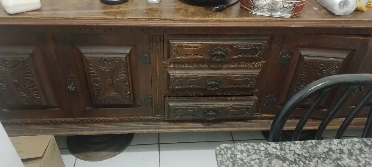 Mesa e armário de madeira  
