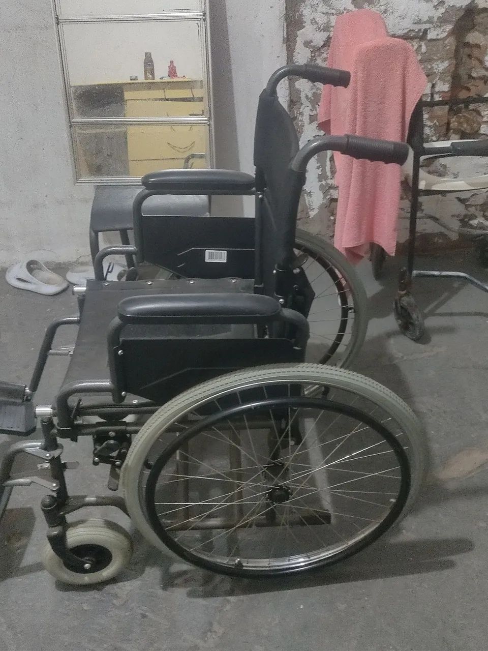 VENDO UMA CADEIRA DE RODAS SEMI NOVA.... - Foto 2
