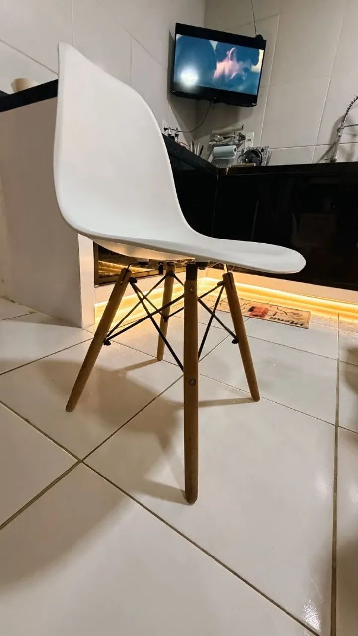 Mesa de vidro estilo Eames com 4 cadeiras Eiffel  - Foto 3