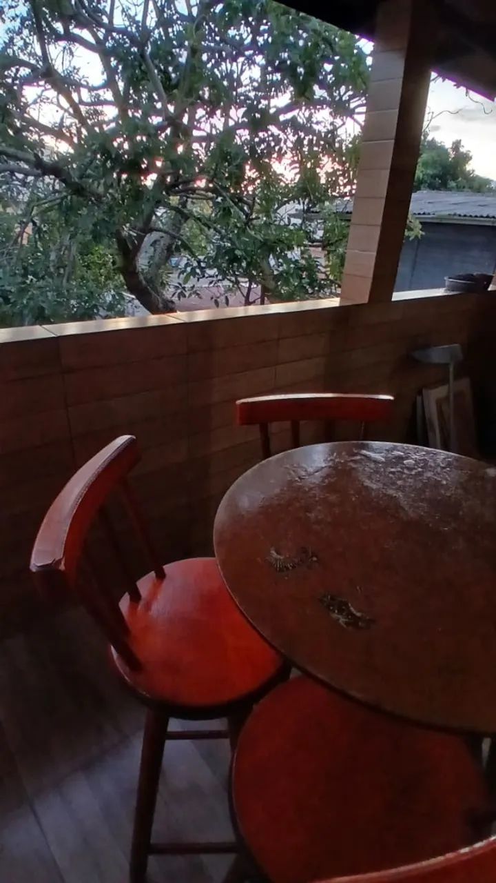 Conjunto Mesa Alta com 4 Banquetas de Madeira Maciça - Foto 3