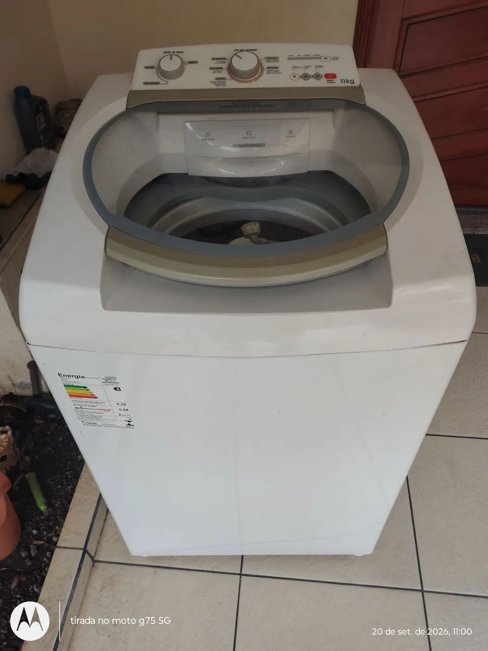 Máquina de lavar roupa semi nova.