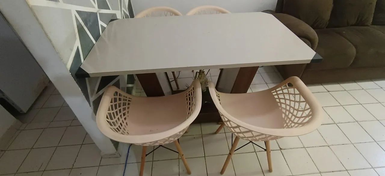Vendo mesa com 4 cadeiras  - Foto 2